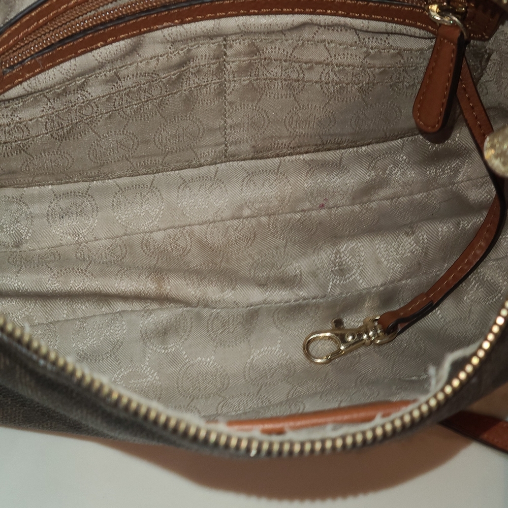 Michael Kors Trisha Brown Crossbody Bag 8" x11" x 3" GUC - Picture 9 of 13